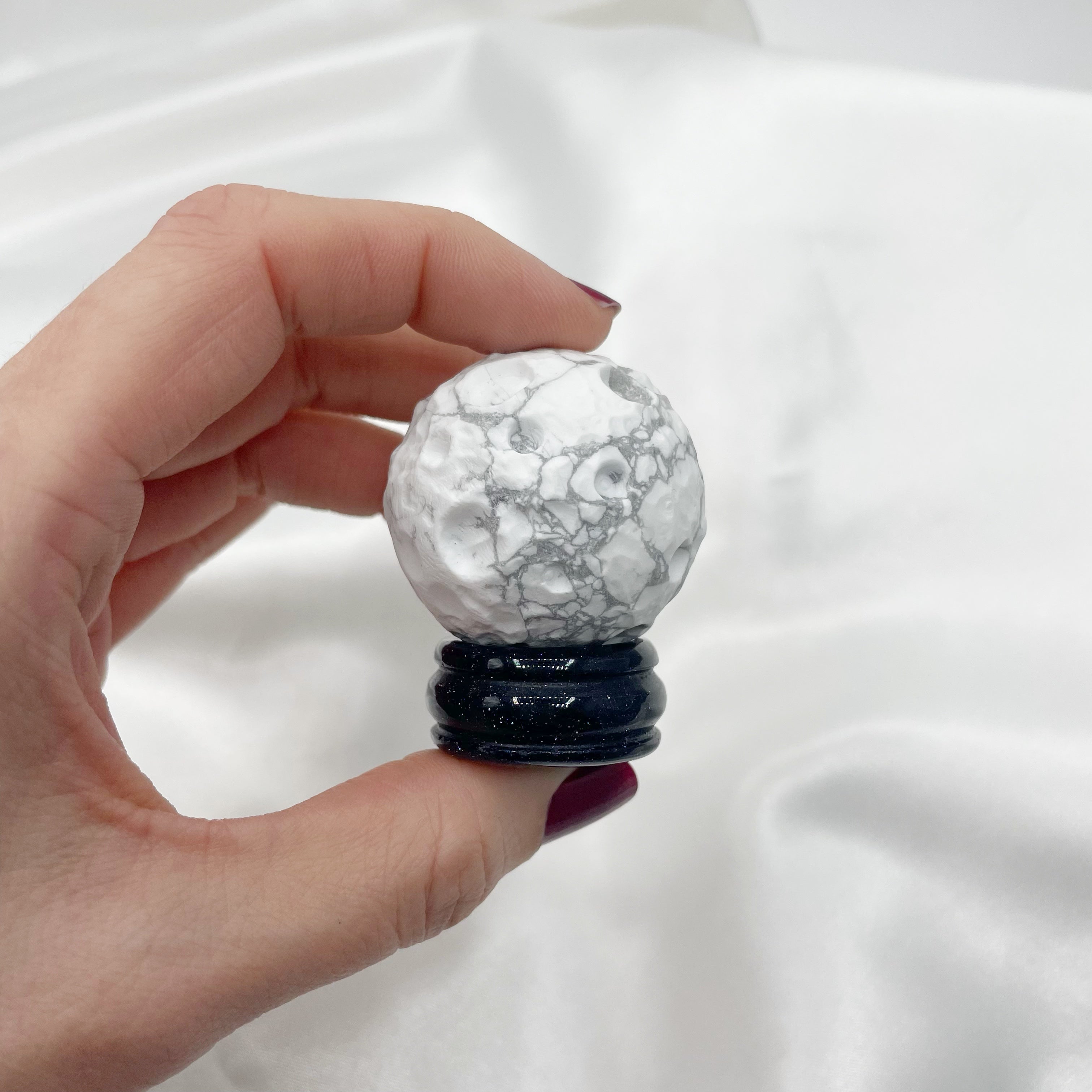 Luna di Howlite con supporto