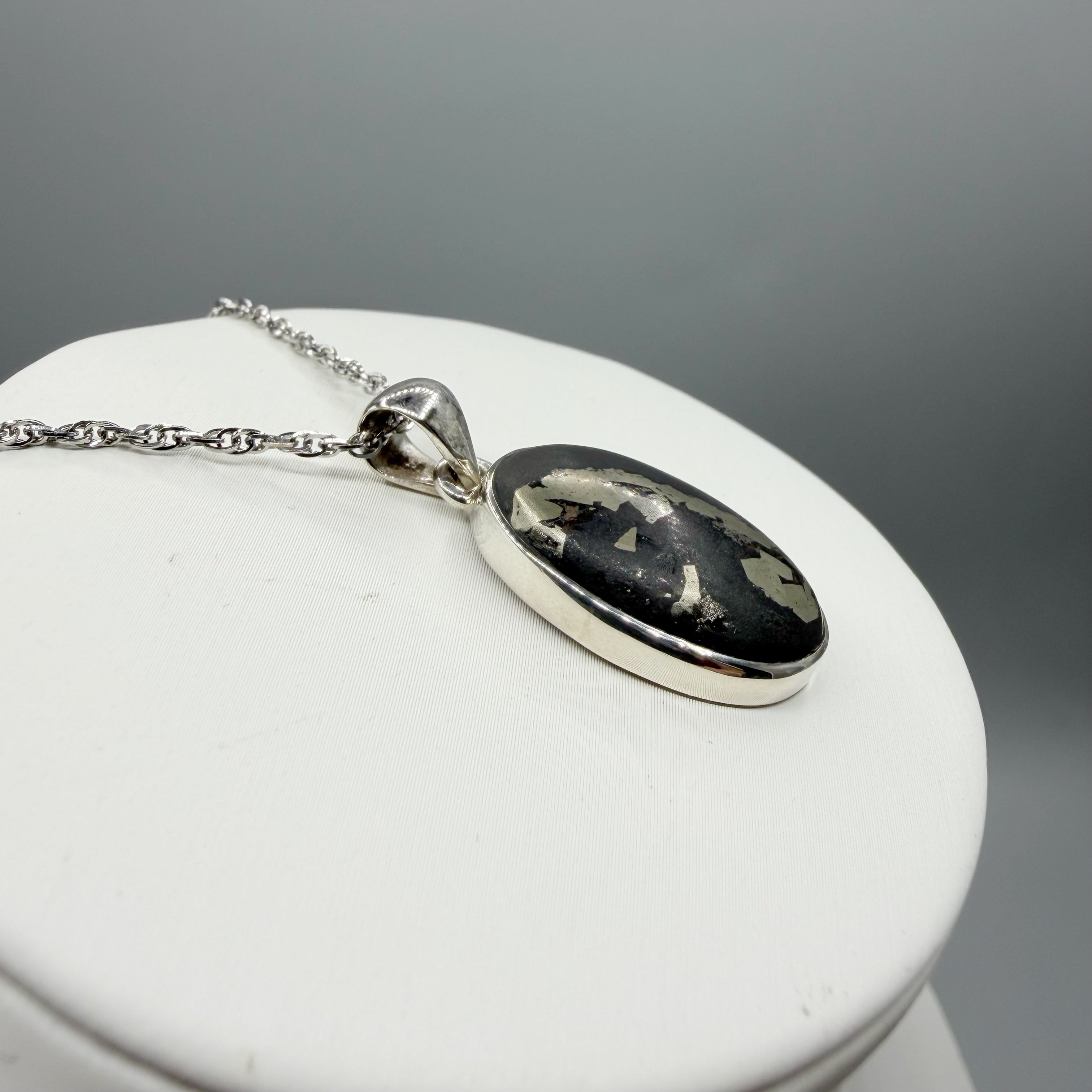 Ciondolo Pirite in Basalto - Argento 925 - Ovale
