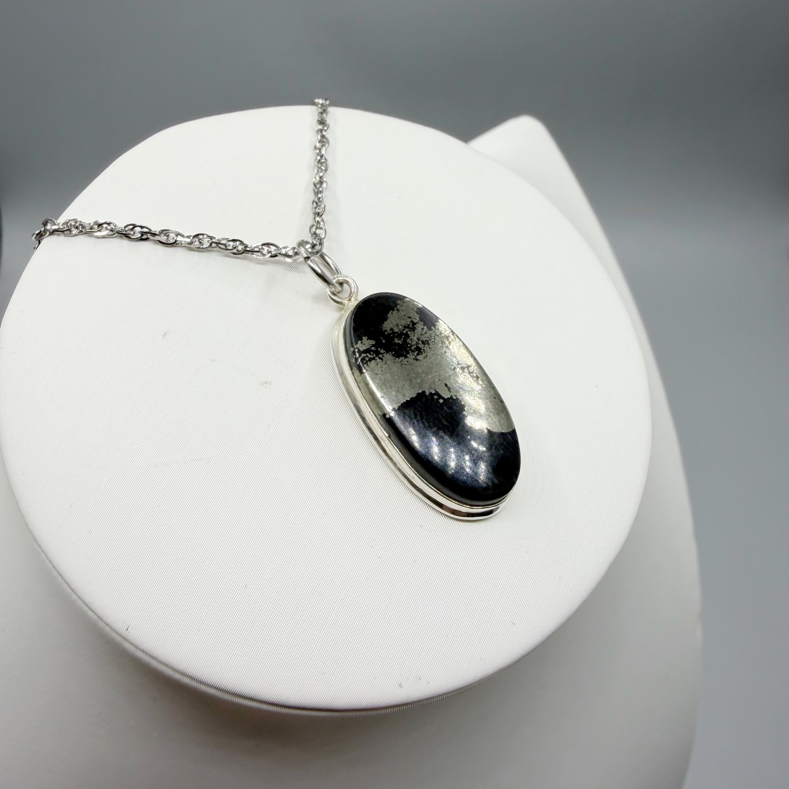 Ciondolo Pirite in Magnetite - Argento 925 - OVALE B