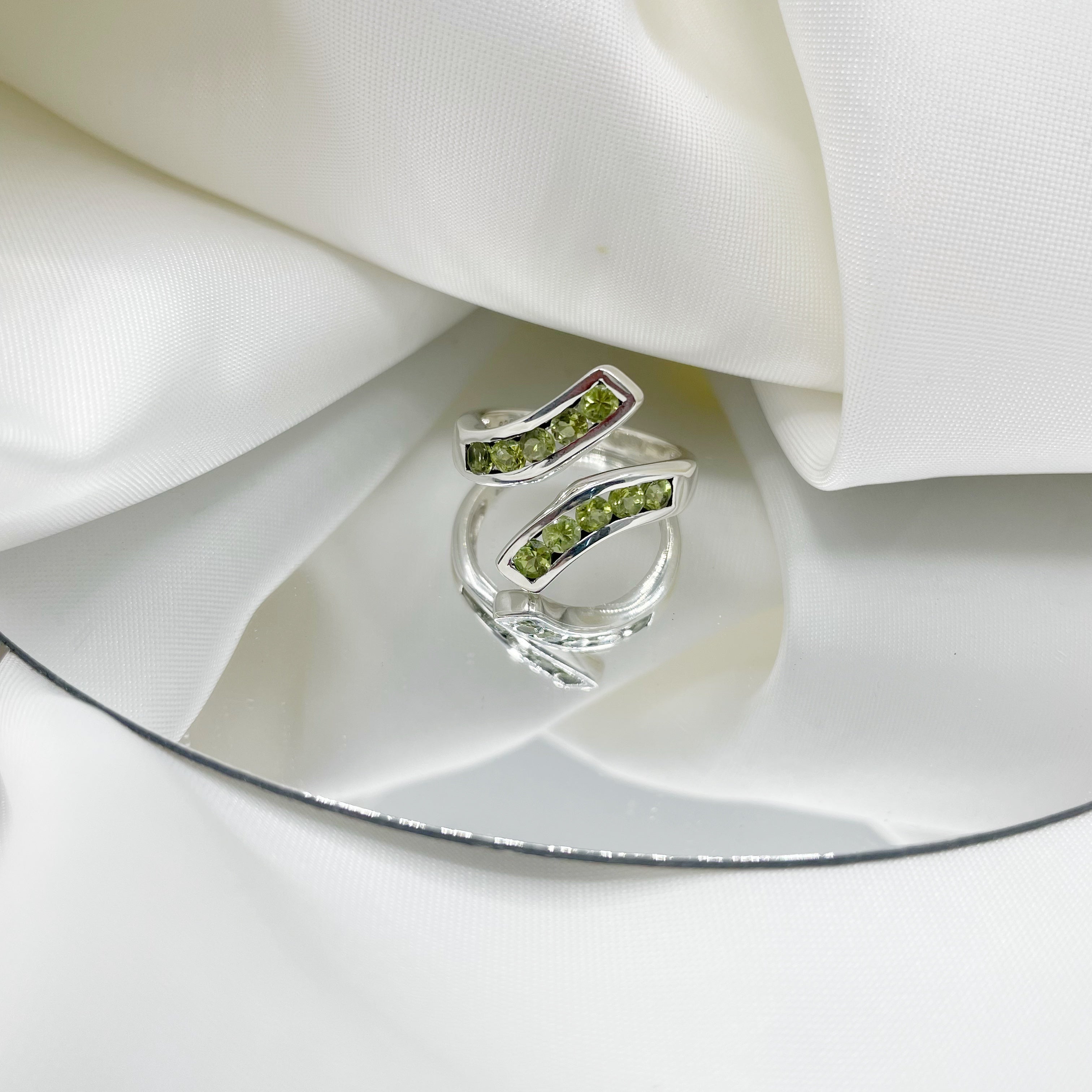 Orecchino a goccia peridoto classico in argento 925 totale 1.4 Orecchino a goccia peridoto classico in argento 925 totale 1.4