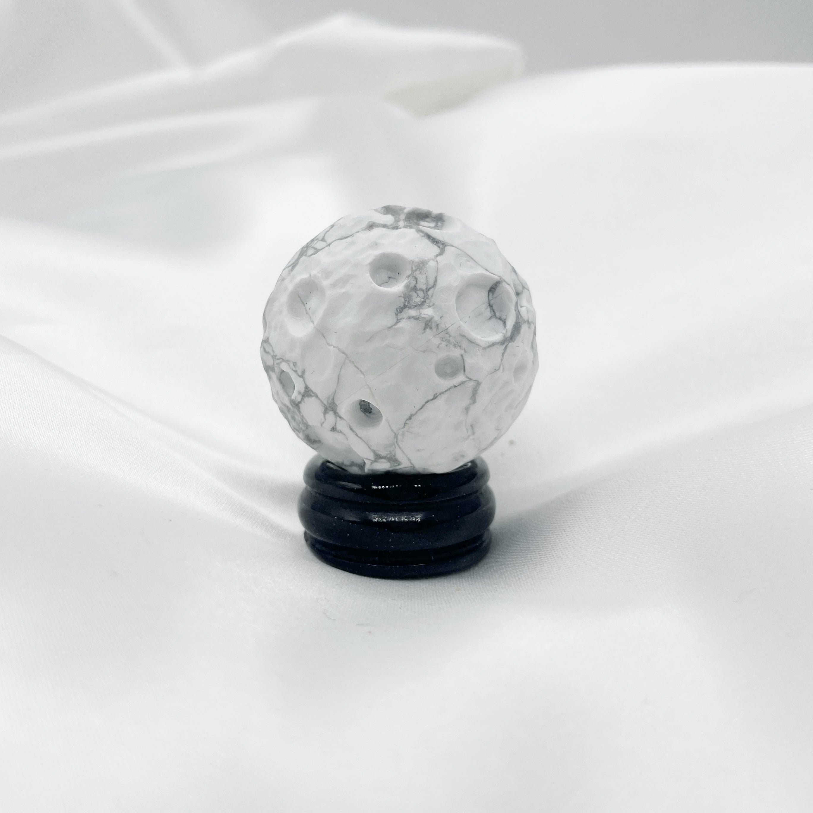 Luna di Howlite con supporto