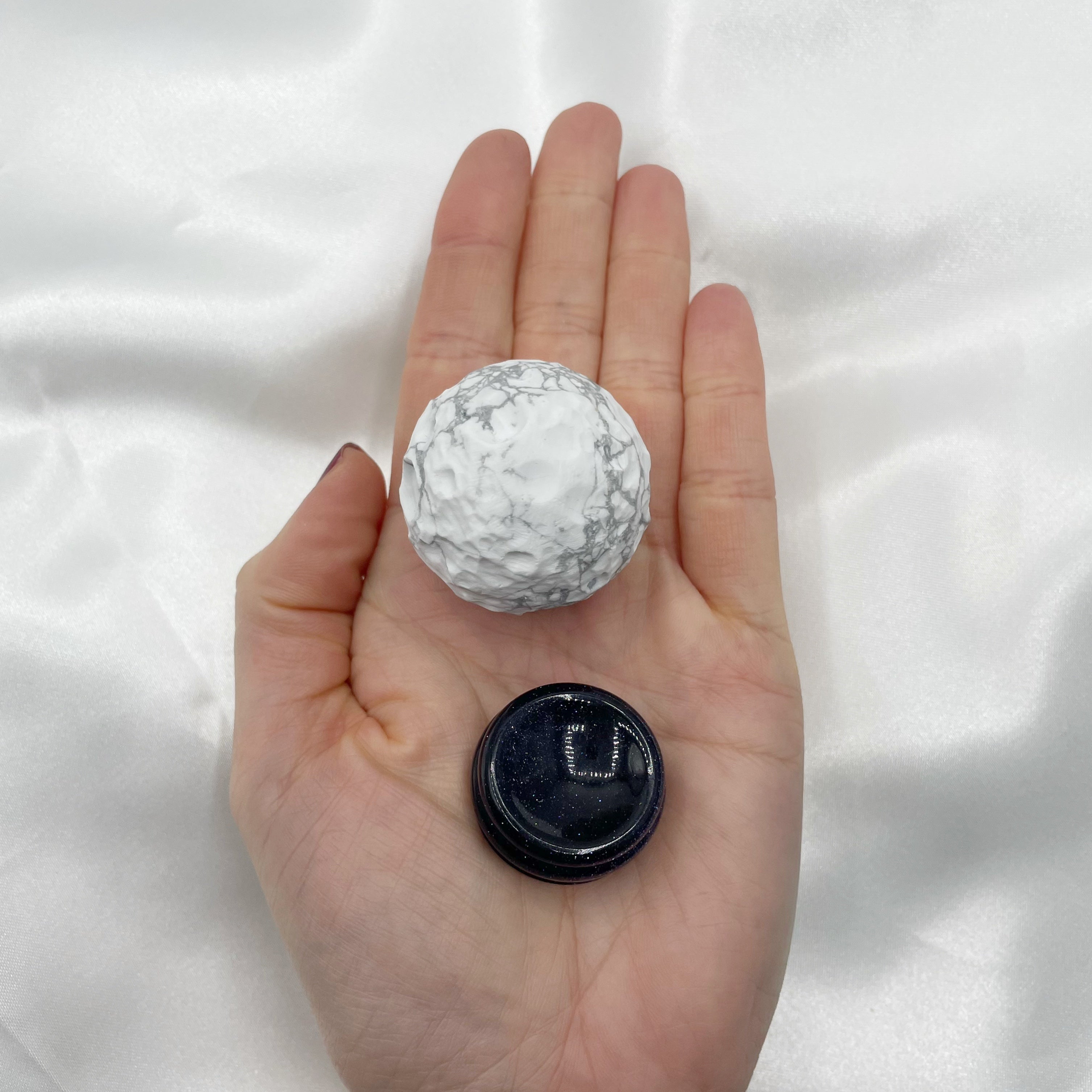 Luna di Howlite con supporto