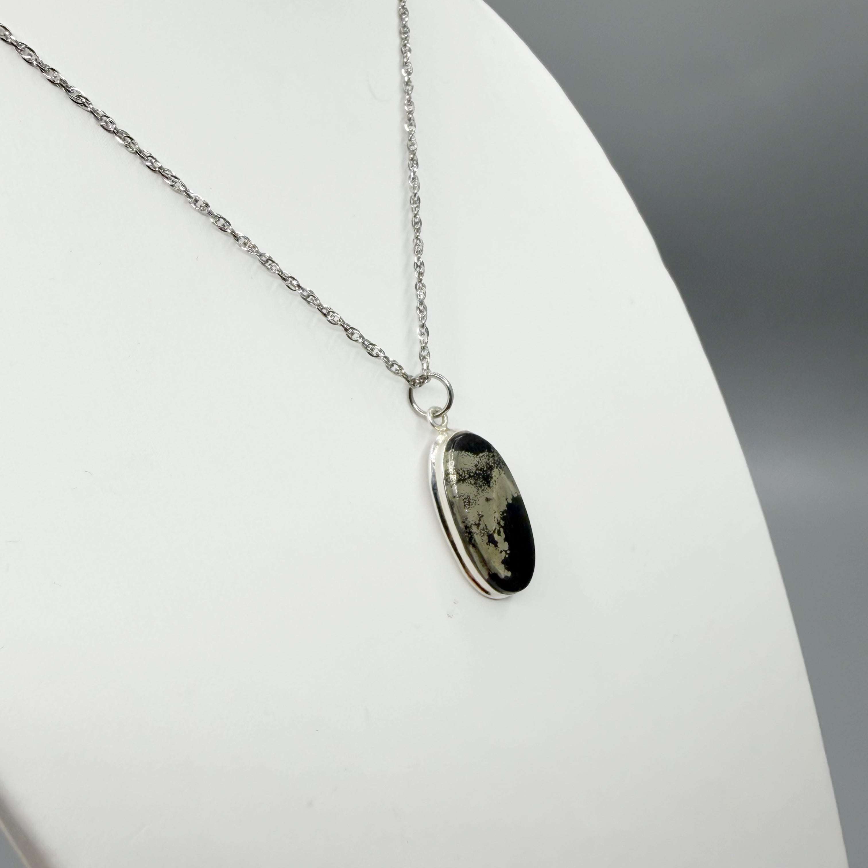 Ciondolo Pirite in Magnetite - Argento 925 - OVALE A