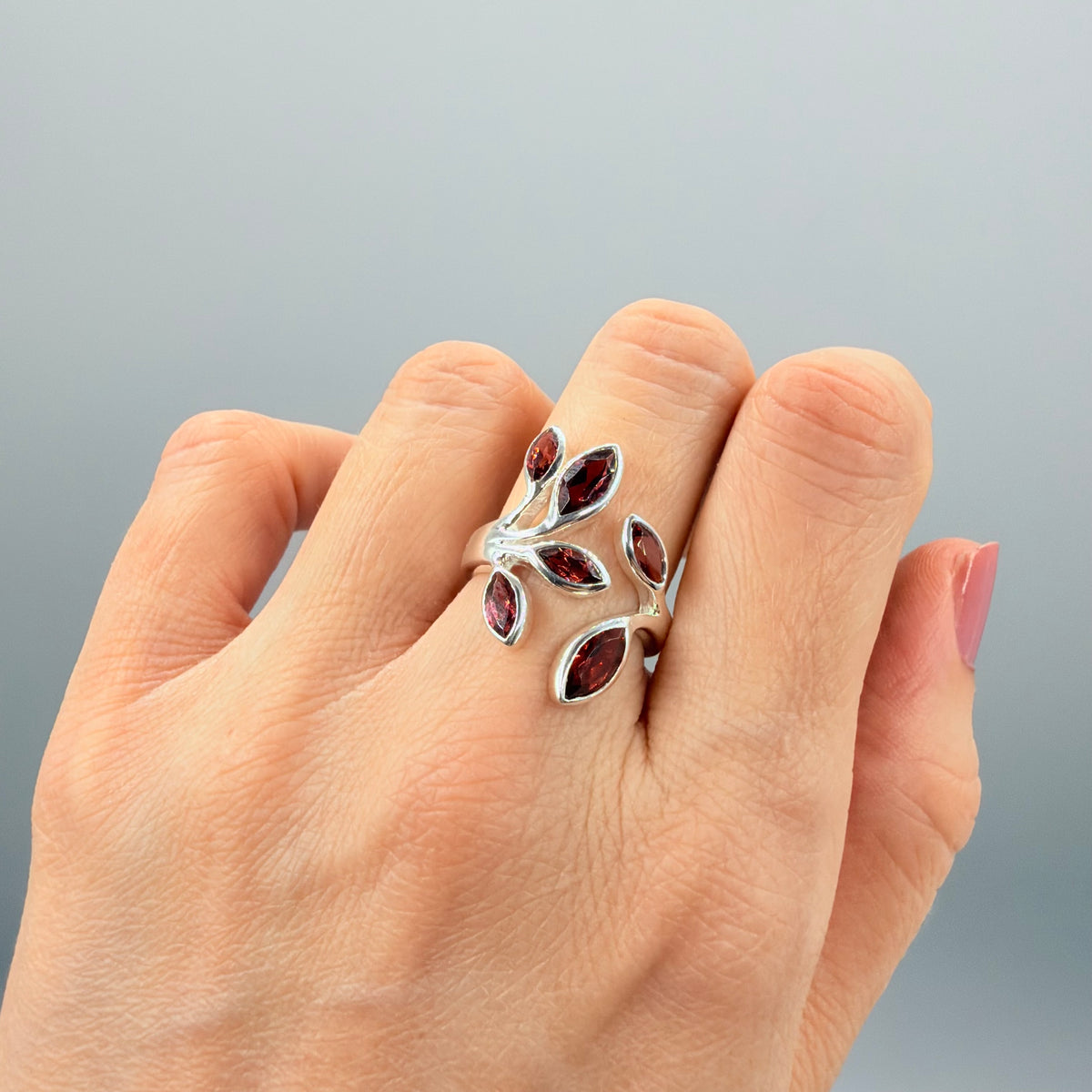 Anello Foglie con Granato e Argento 925