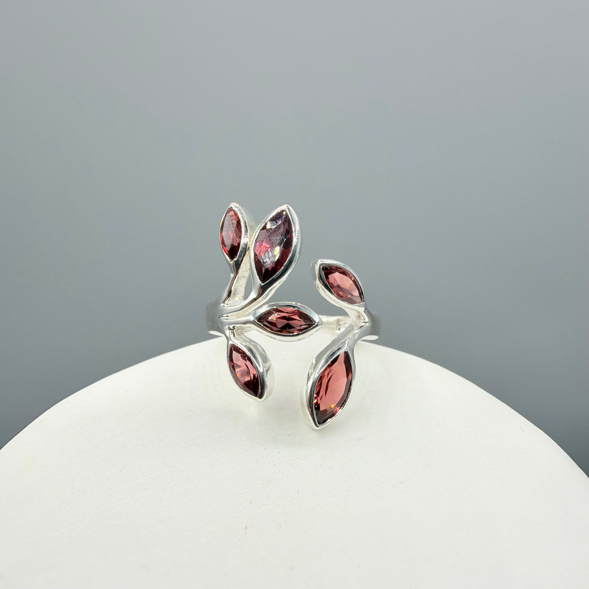 Anello Foglie con Granato e Argento 925