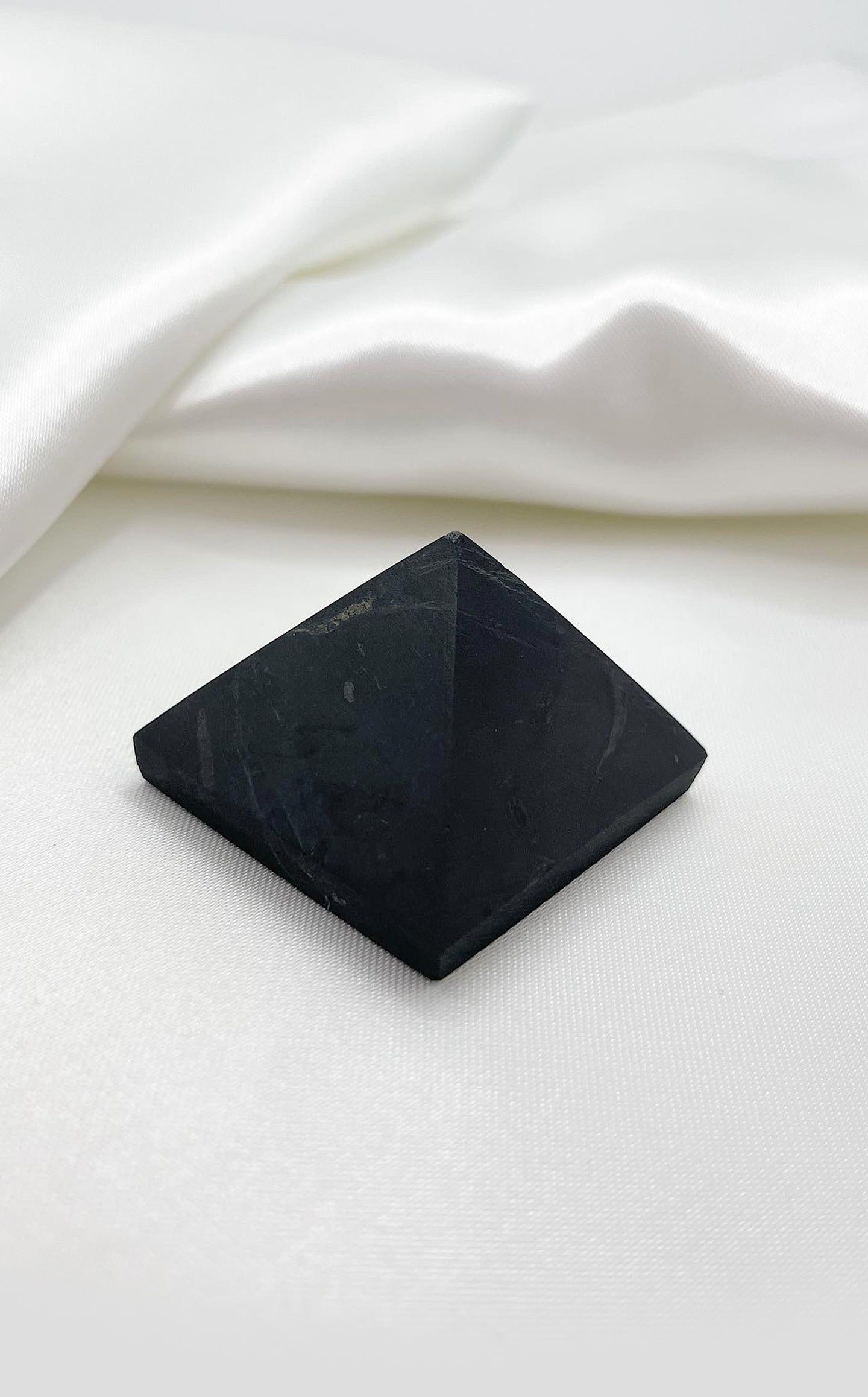 Piramide di Shungite grezza 3x2,5 cm