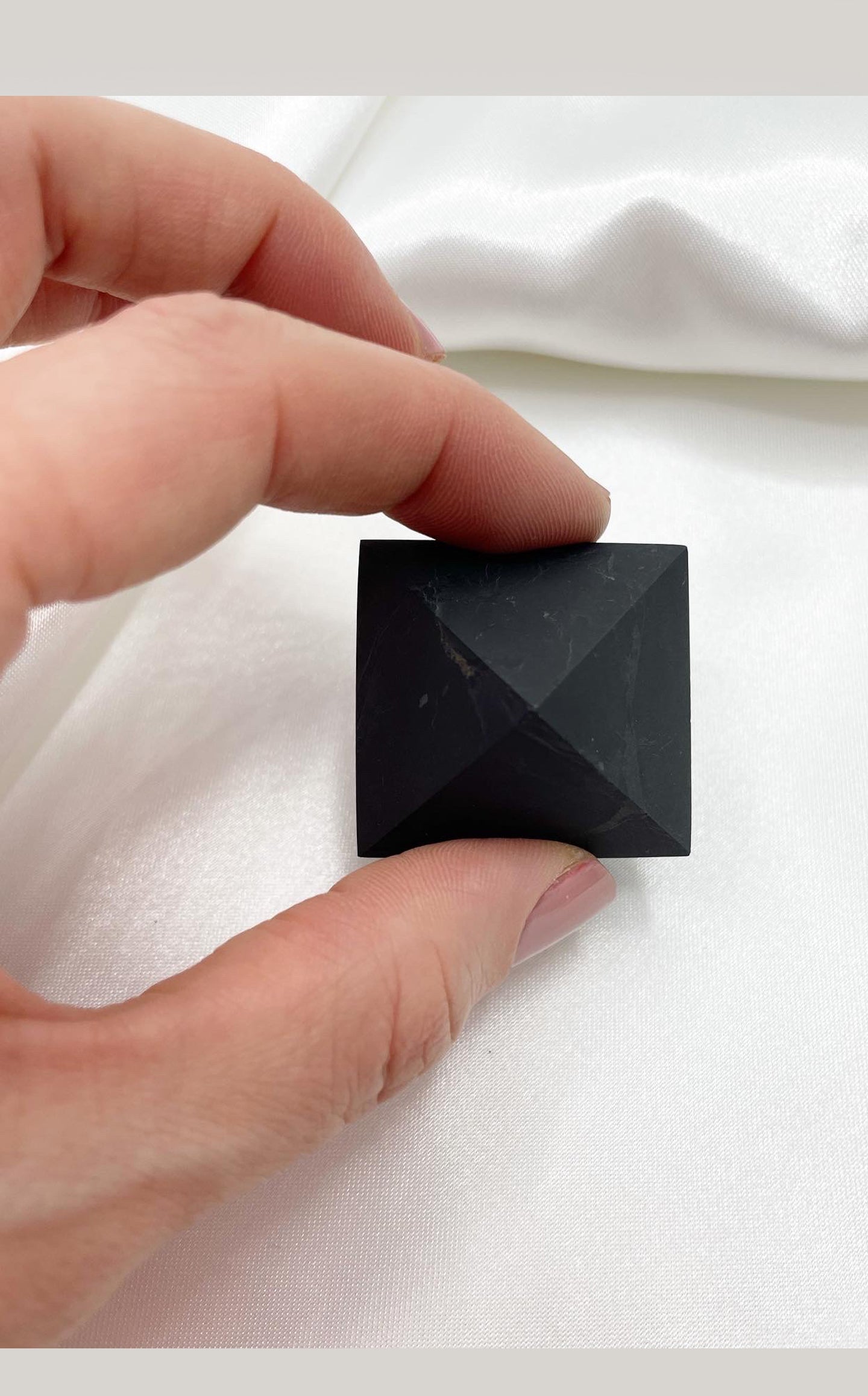Piramide di Shungite grezza 3x2,5 cm
