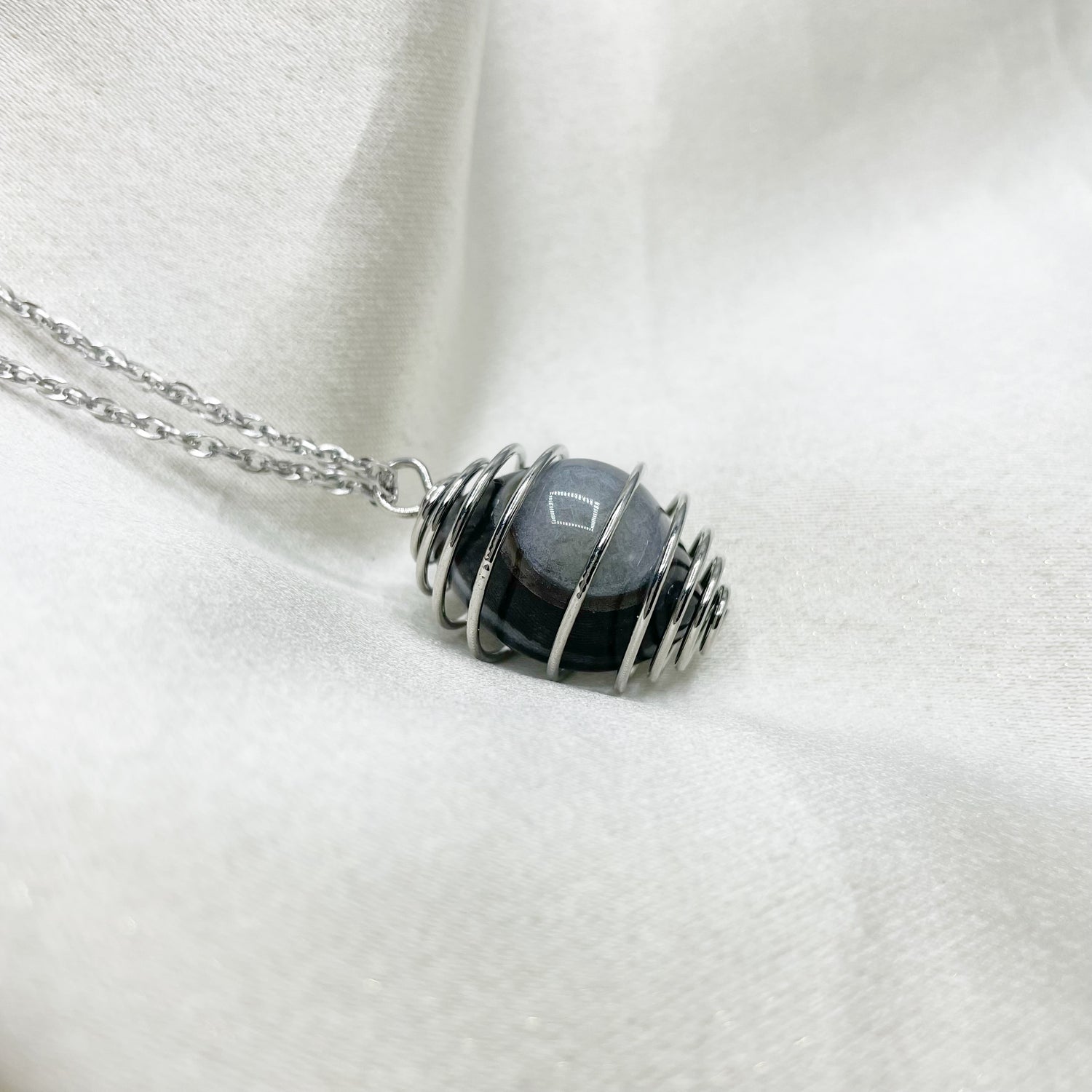 Questa elegante collana a tre fl d mezz crstall nero brllante Questa elegante collana a tre fl d mezz crstall nero brllante