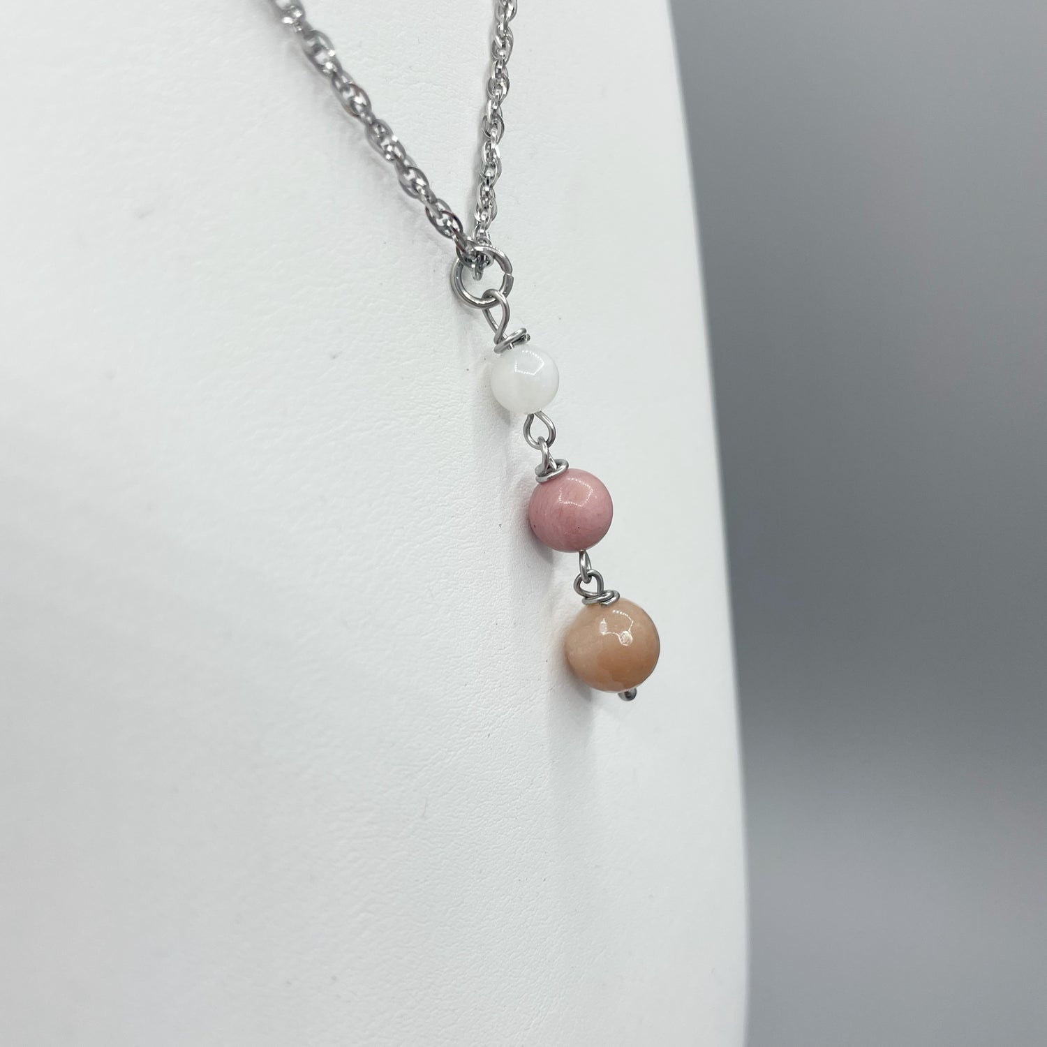 Collana con ciondolo pietra preziosa naturale labradorite fatta Collana con ciondolo pietra preziosa naturale labradorite fatta