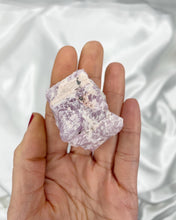 Carica l&#39;immagine nel visualizzatore di Gallery, Pietra di Kunzite grezza
