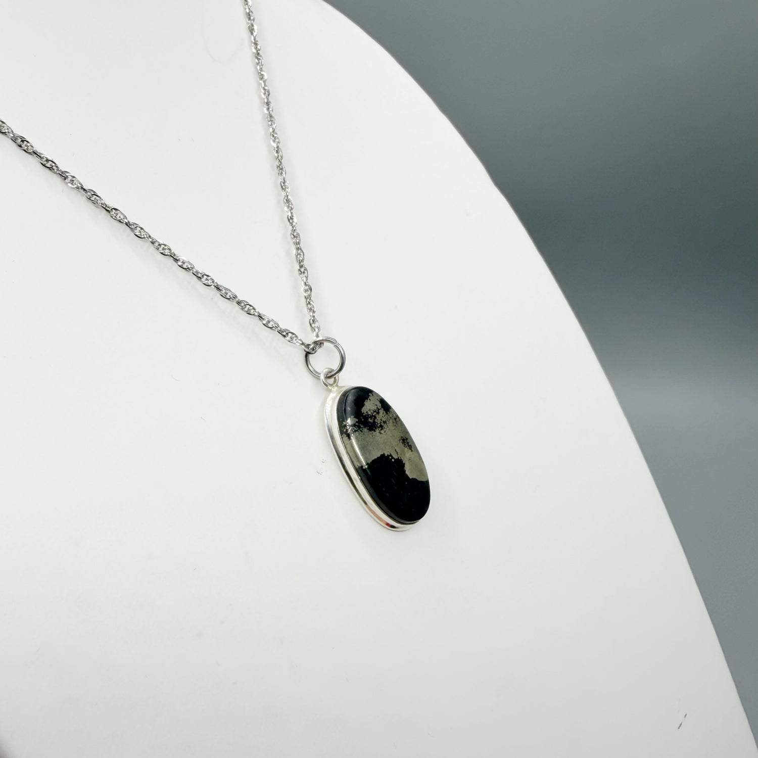 Ciondolo Pirite in Magnetite - Argento 925 - OVALE B