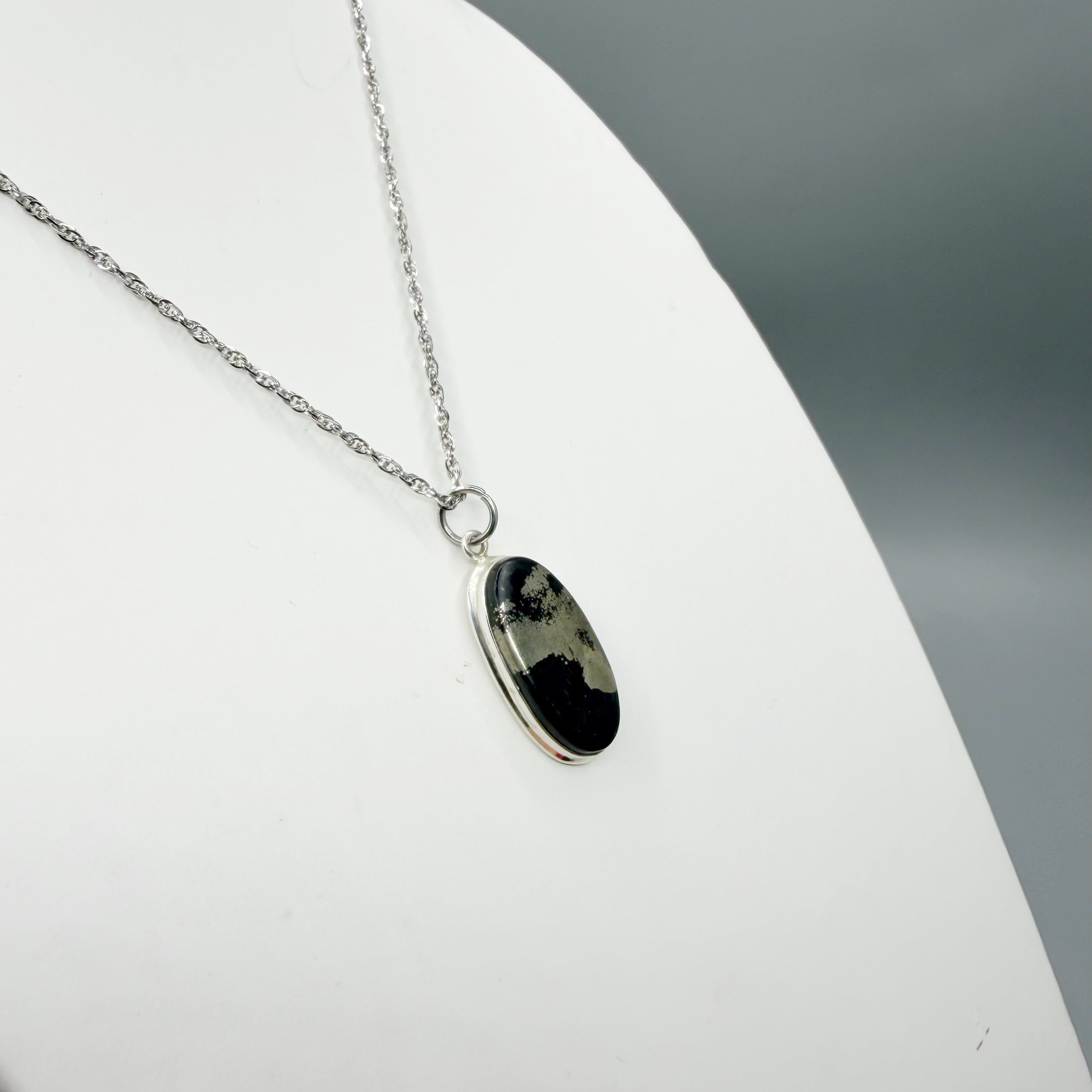 Ciondolo Pirite in Magnetite - Argento 925 - OVALE B