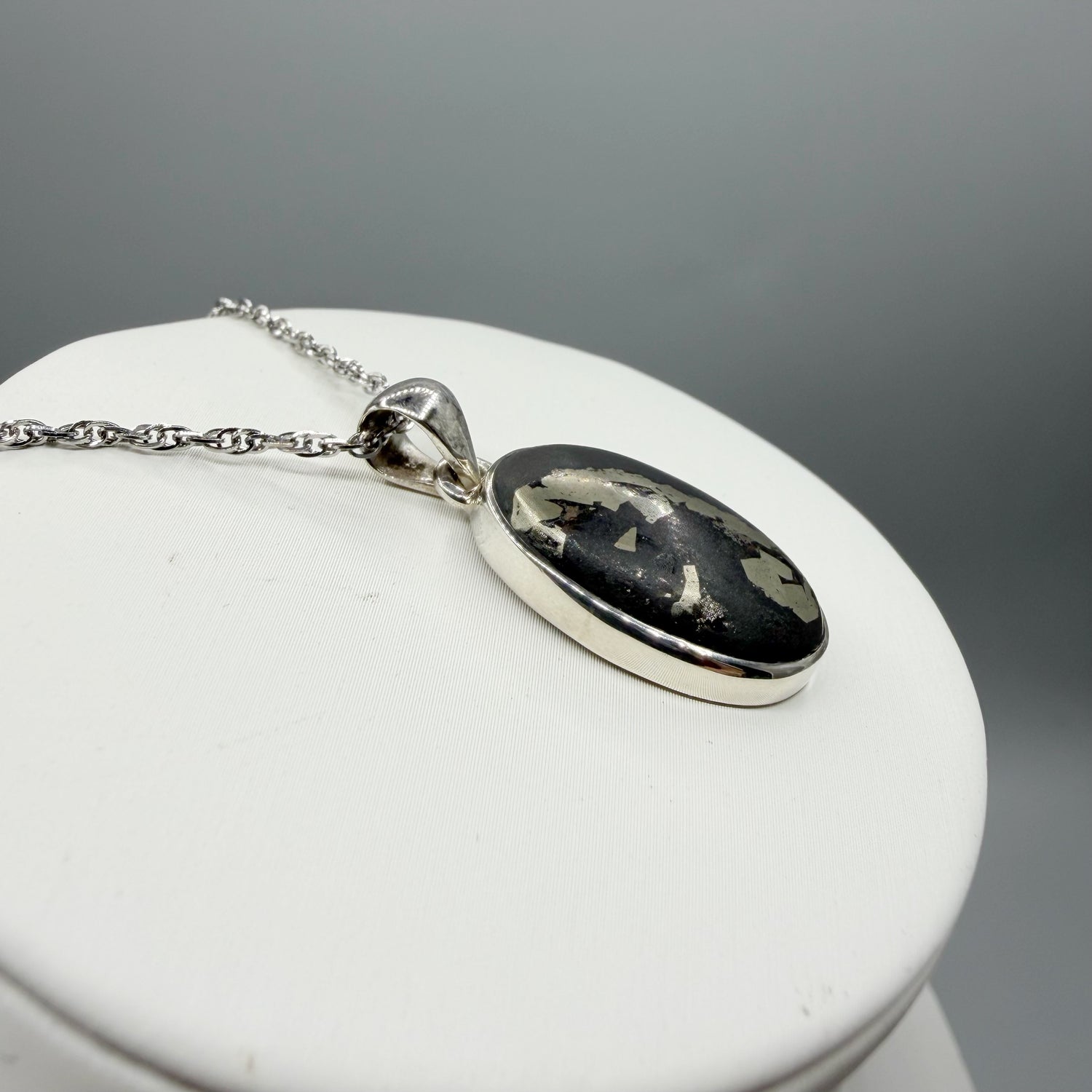 Ciondolo Pirite in Basalto - Argento 925 - Ovale