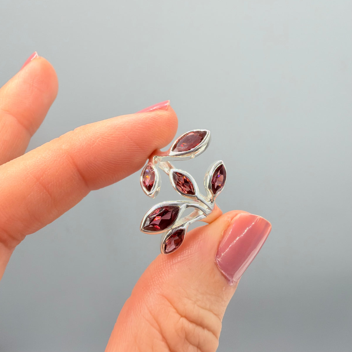 Anello Foglie con Granato e Argento 925