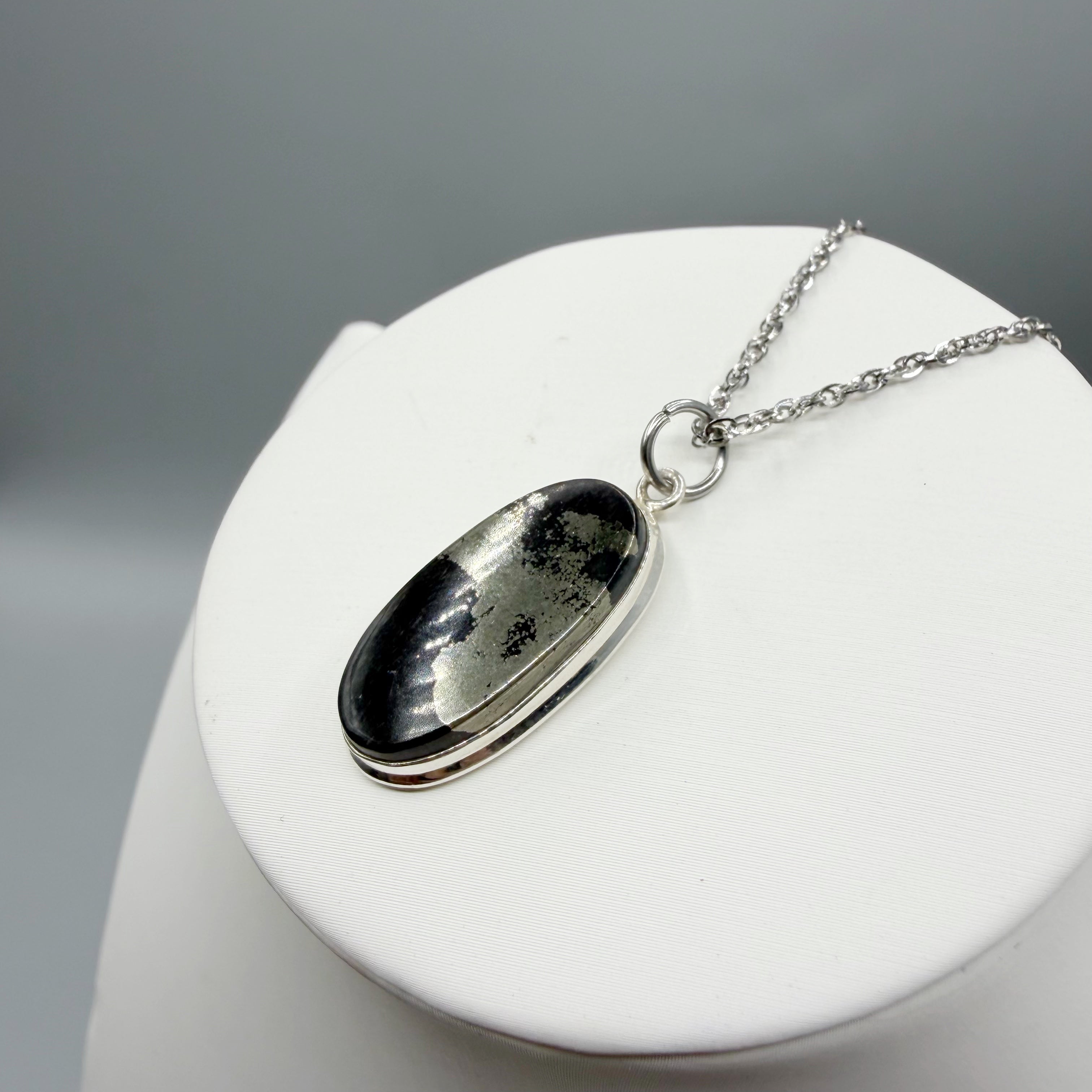 Ciondolo Pirite in Magnetite - Argento 925 - OVALE B