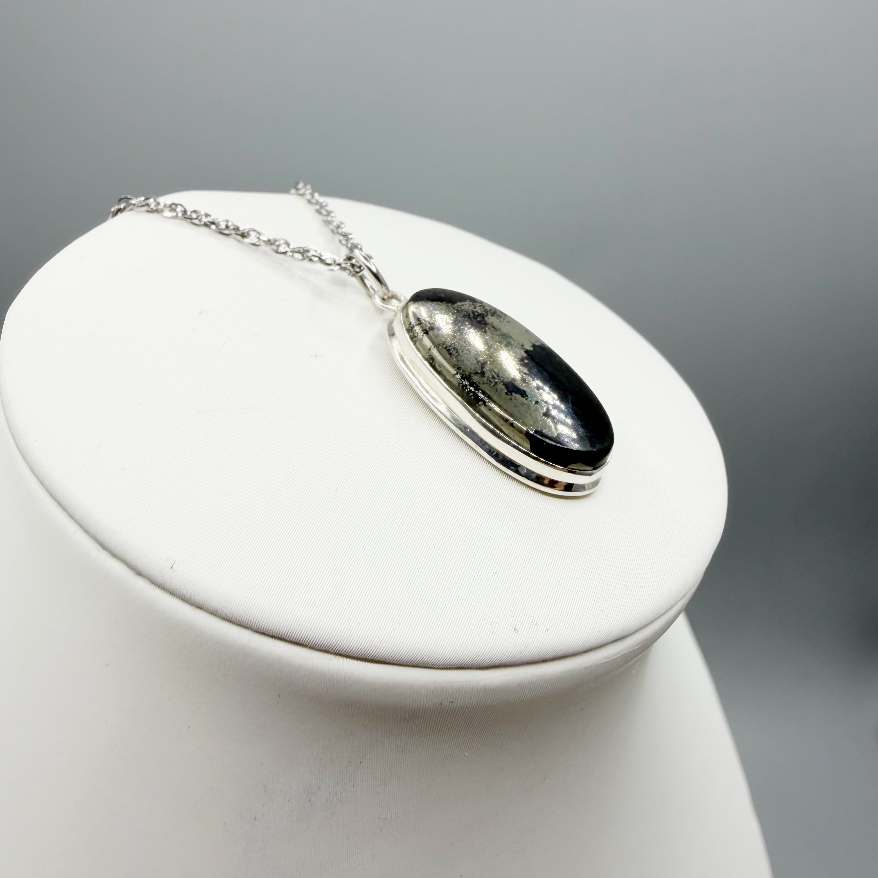 Ciondolo Pirite in Magnetite - Argento 925 - OVALE A
