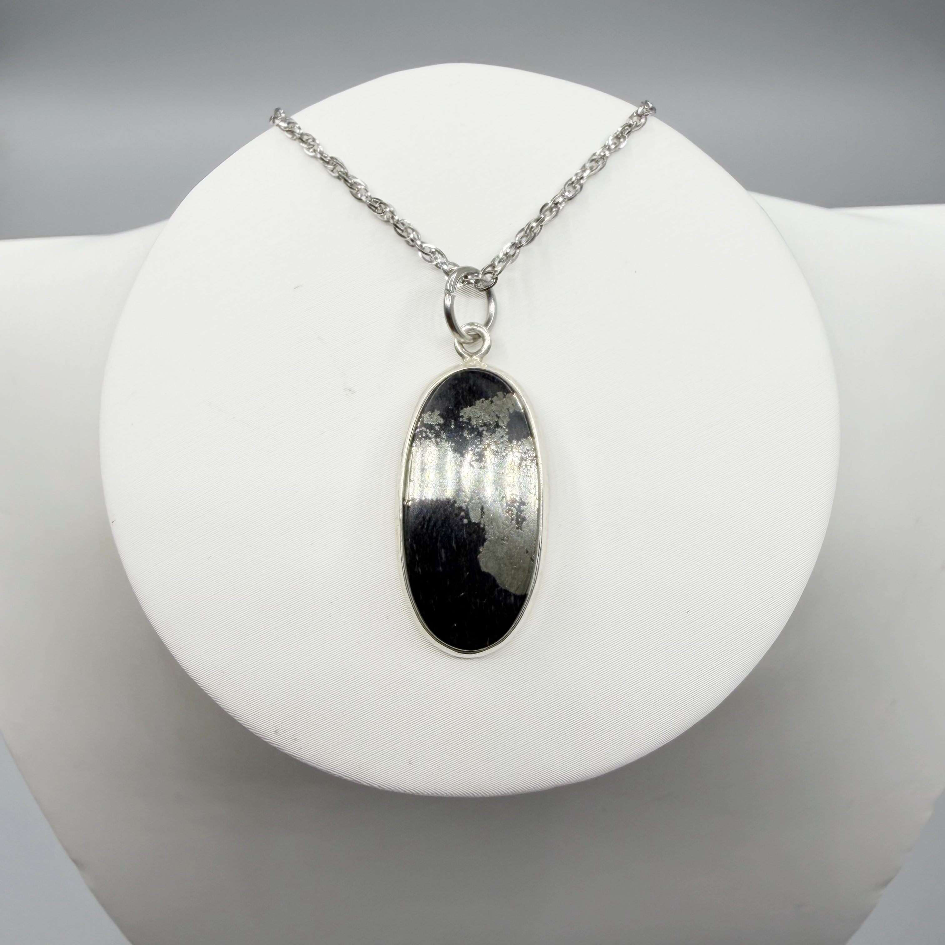 Ciondolo Pirite in Magnetite - Argento 925 - OVALE B