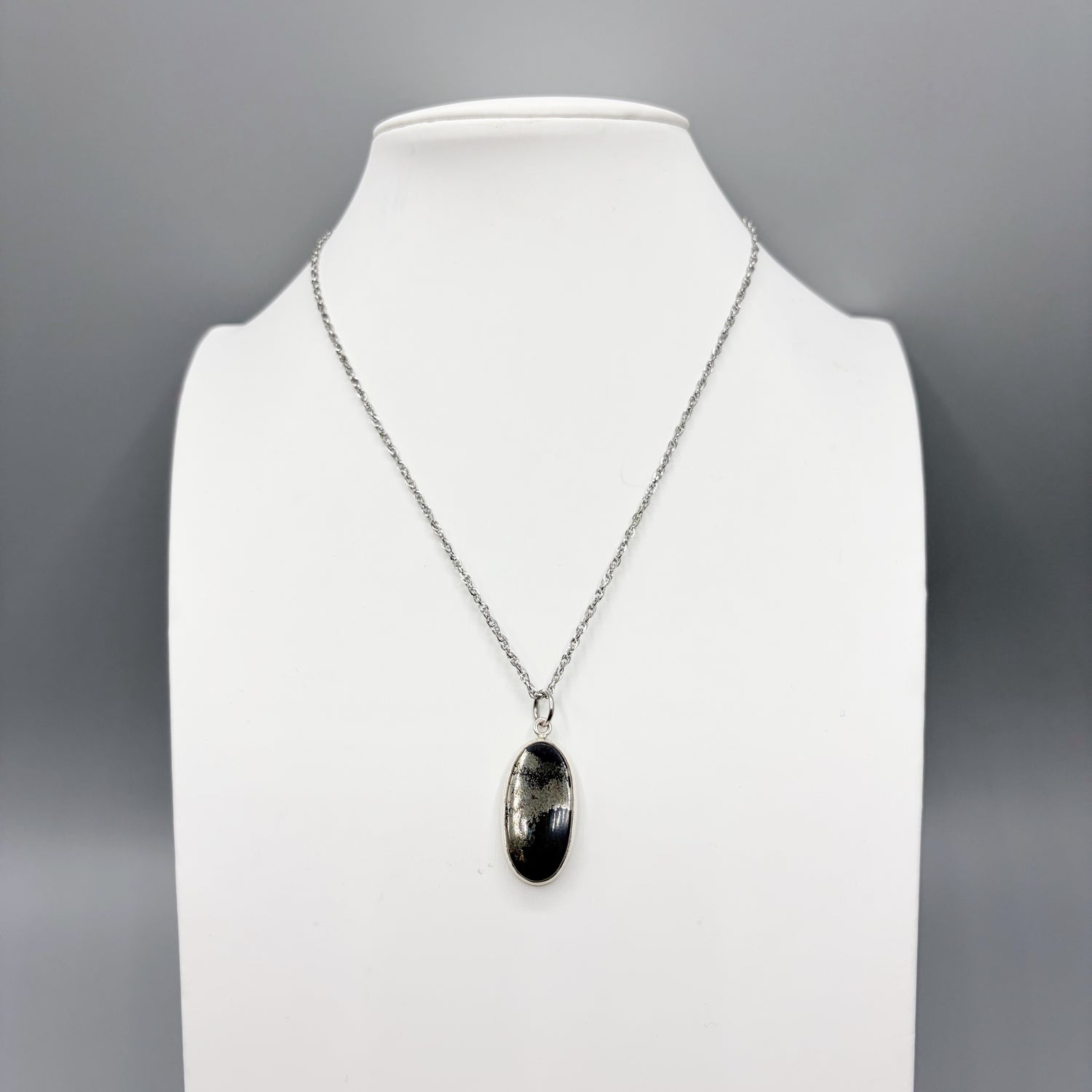 Ciondolo Pirite in Magnetite - Argento 925 - OVALE A