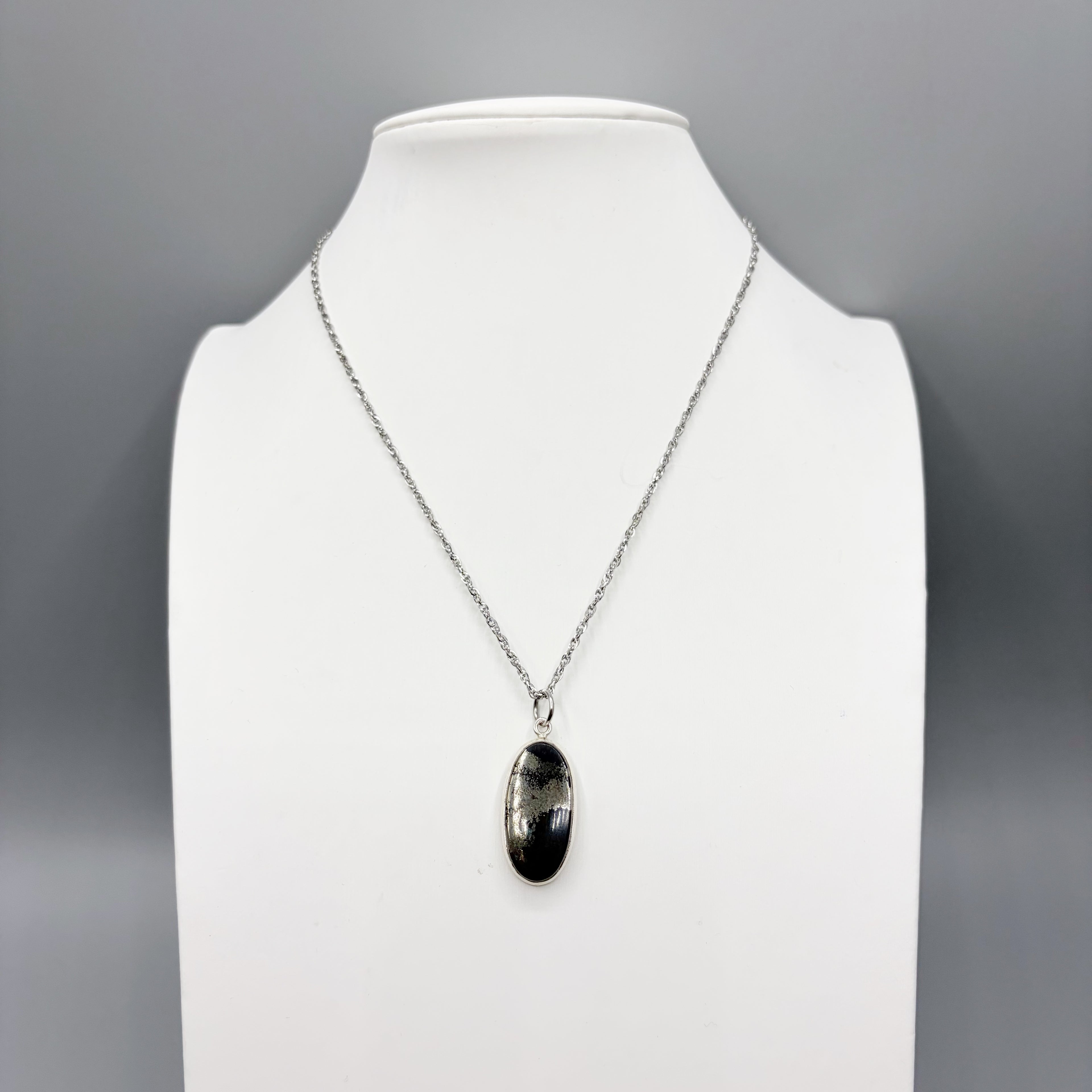 Ciondolo Pirite in Magnetite - Argento 925 - OVALE A