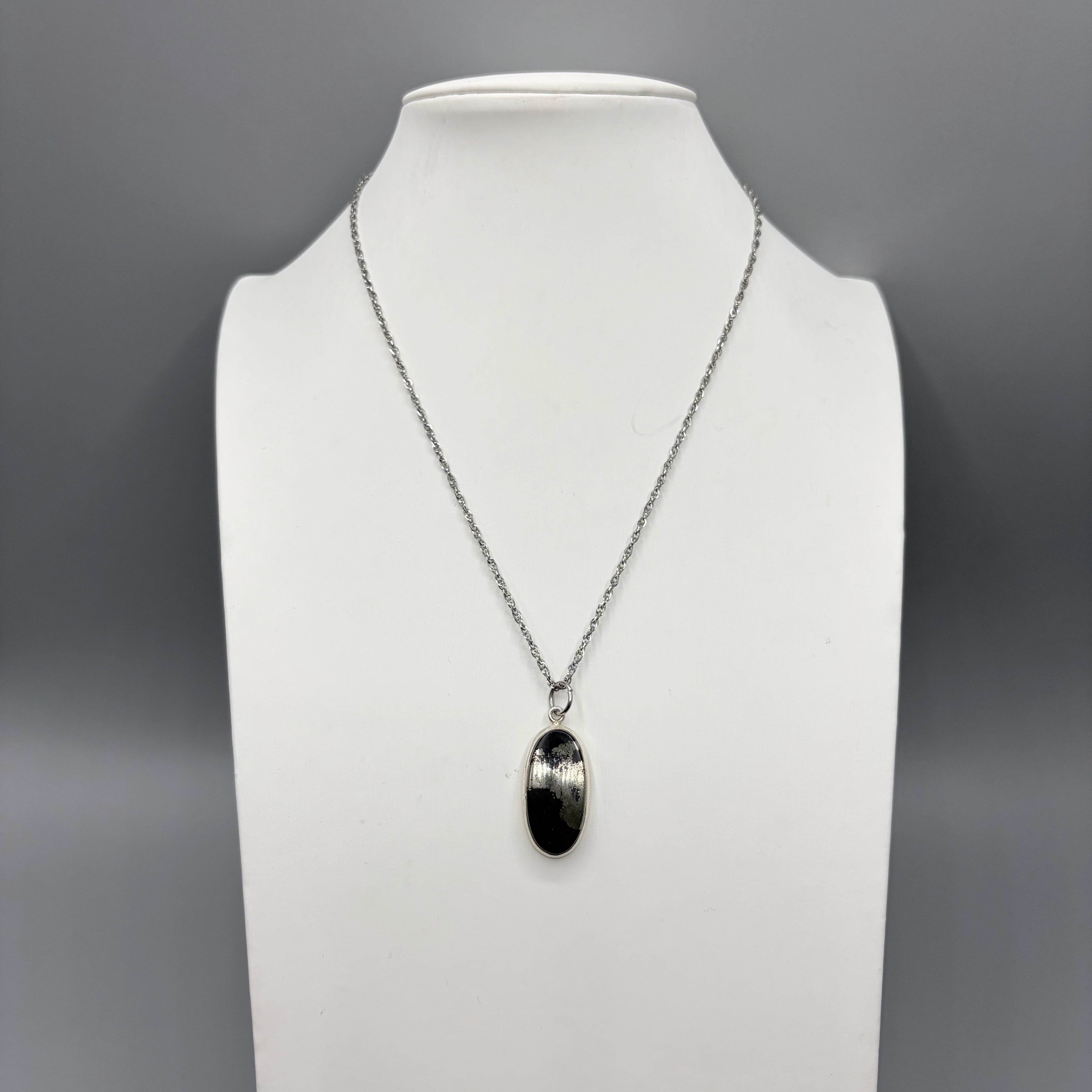 Ciondolo Pirite in Magnetite - Argento 925 - OVALE B
