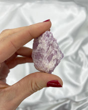 Carica l&#39;immagine nel visualizzatore di Gallery, Pietra di Kunzite grezza

