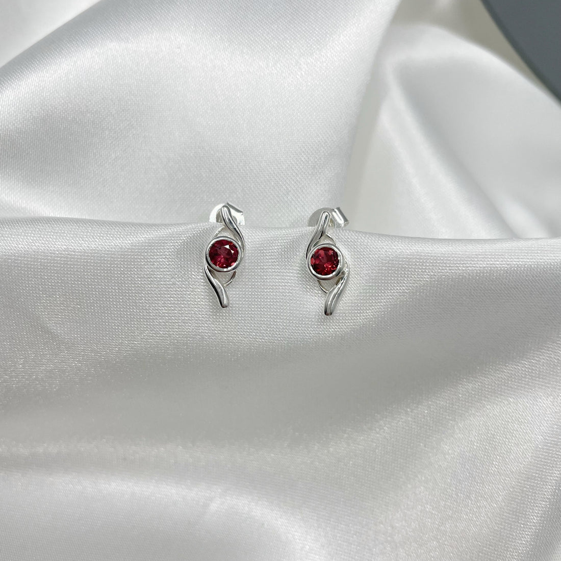 Orecchini a lobo con Granato - Argento 925