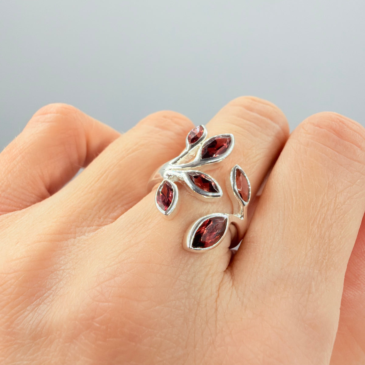 Anello Foglie con Granato e Argento 925