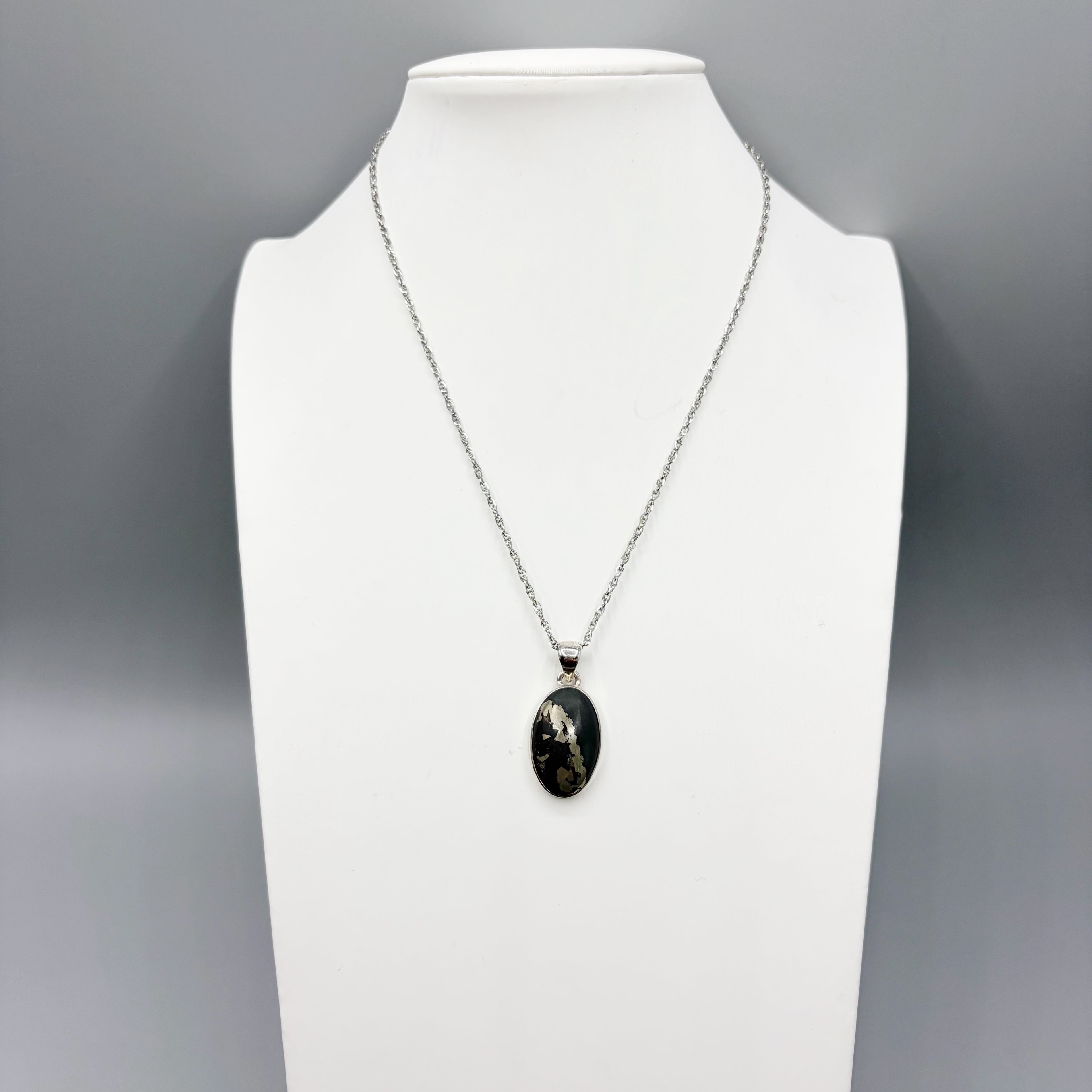 Ciondolo Pirite in Basalto - Argento 925 - Ovale
