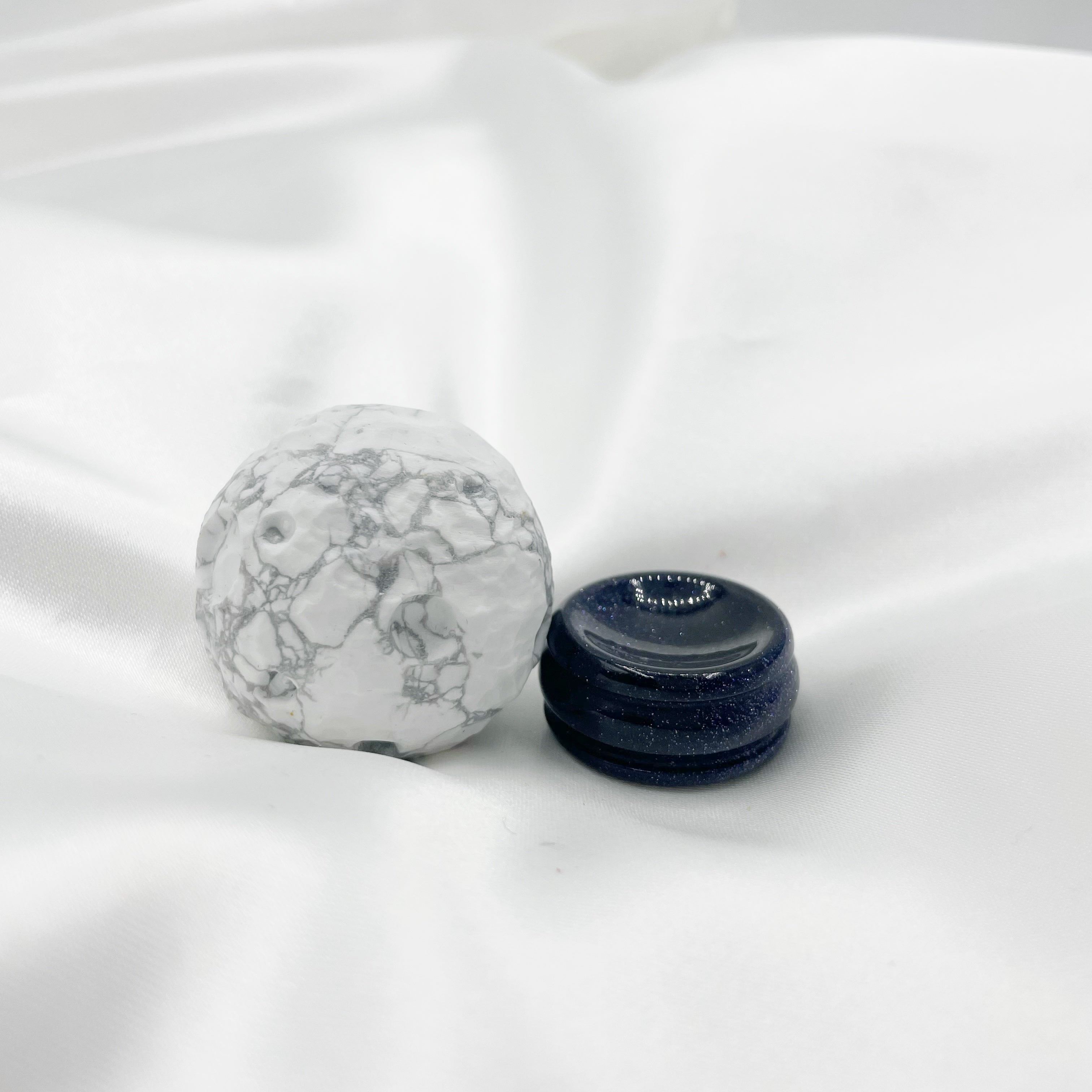 Luna di Howlite con supporto