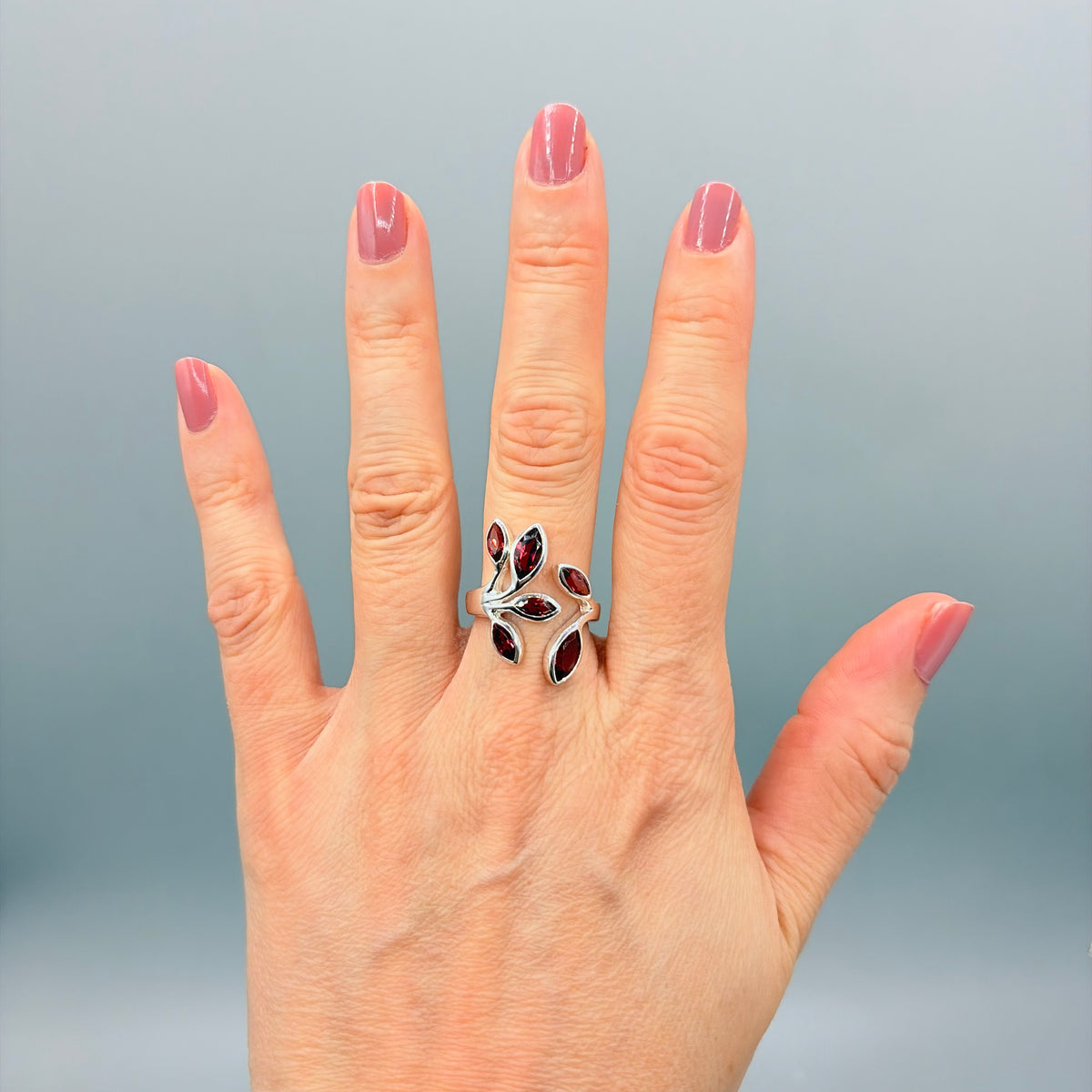 Anello Foglie con Granato e Argento 925