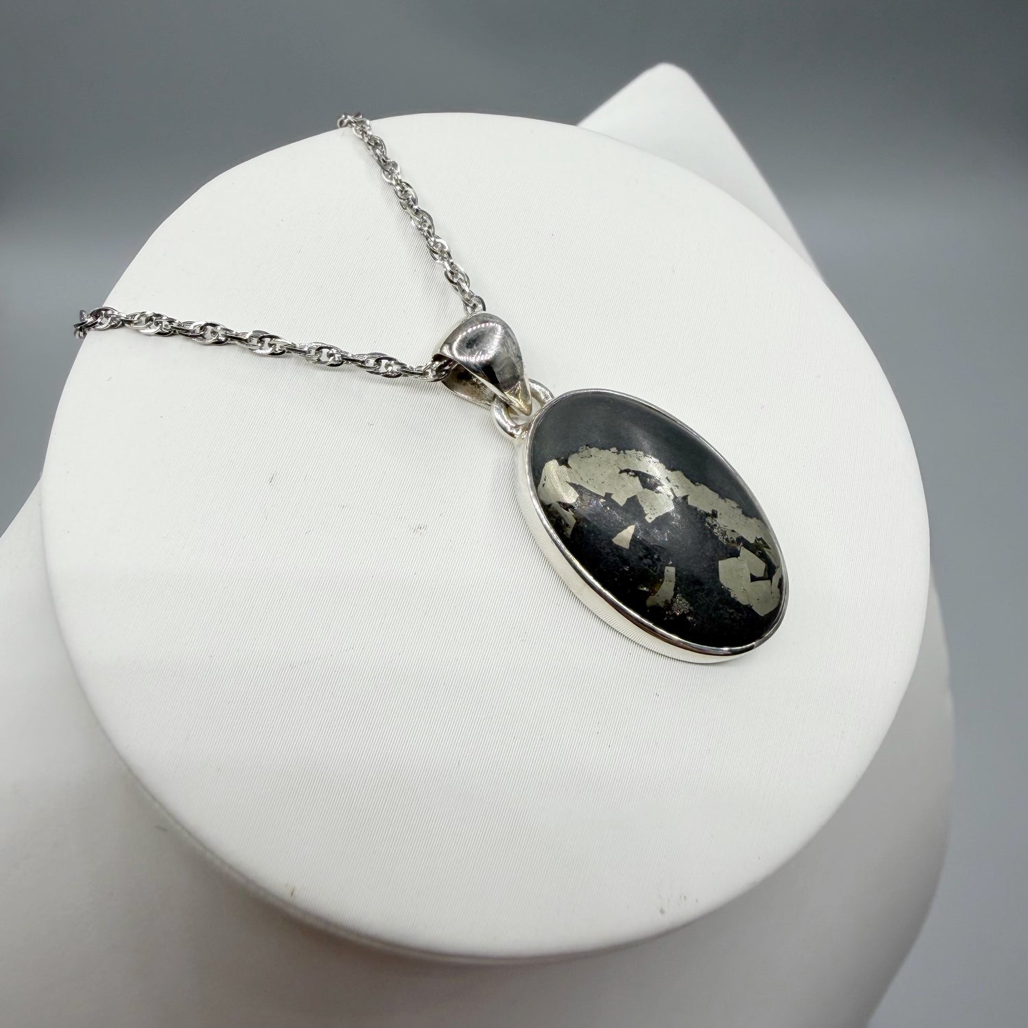 Ciondolo Pirite in Basalto - Argento 925 - Ovale