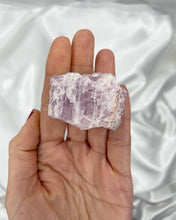 Carica l&#39;immagine nel visualizzatore di Gallery, Pietra di Kunzite grezza
