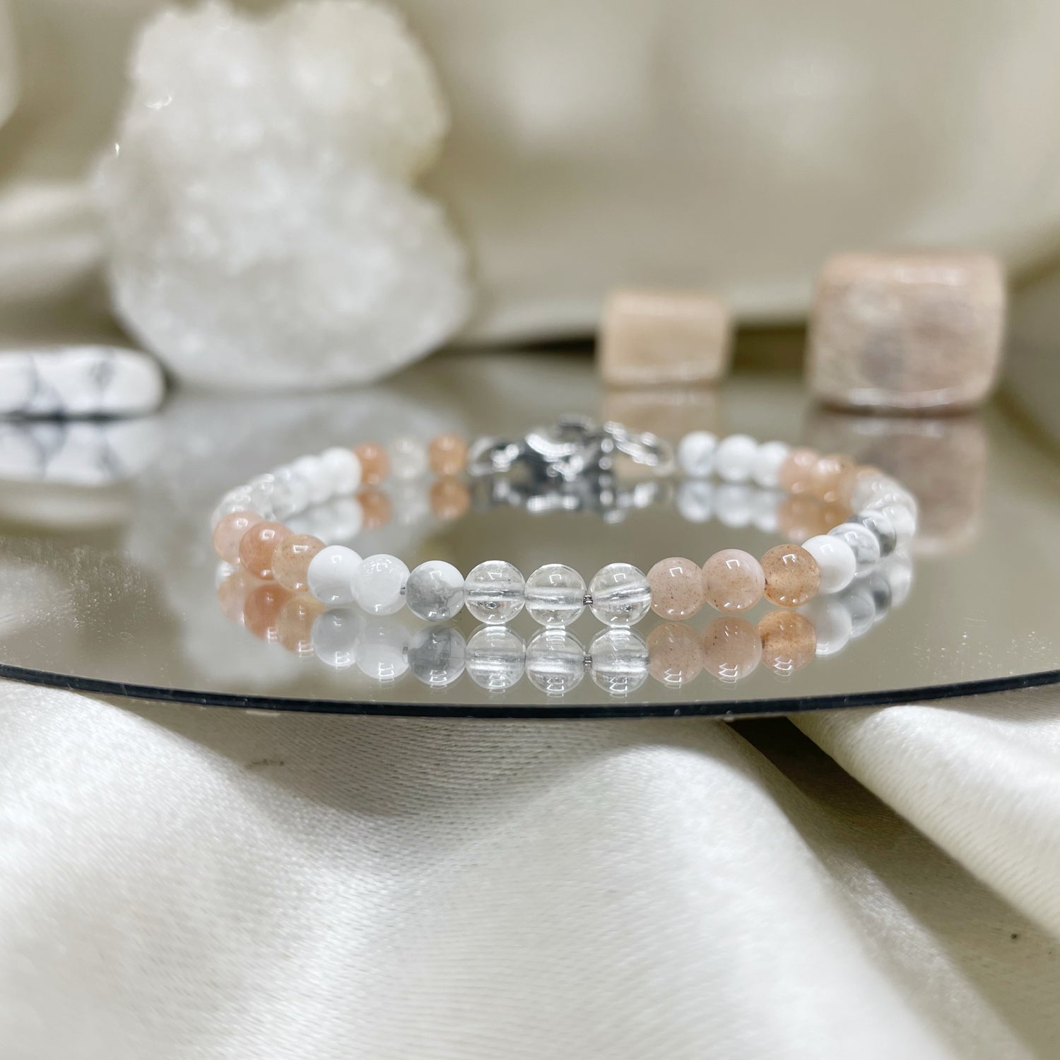 Agato - Bracciale con cordino in apatite, opalite e perle d'acqua dolce Agato - Bracciale con cordino in apatite, opalite e perle d'acqua dolce