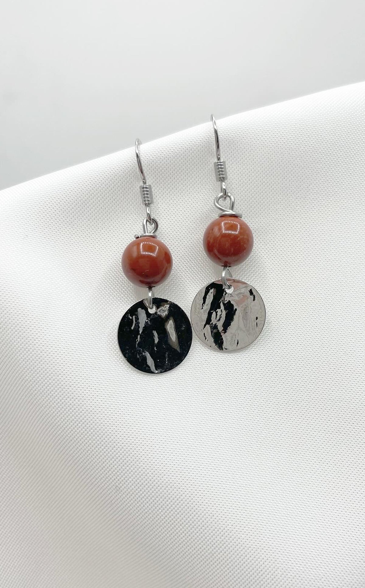 Orecchini a lampadario in argento sterling con diaspro dalmata Orecchini a lampadario in argento sterling con diaspro dalmata