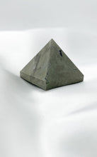 Carica l&#39;immagine nel visualizzatore di Gallery, Piramide di Pirite
