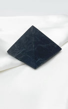 Carica l&#39;immagine nel visualizzatore di Gallery, Piramide di Shungite grezza 3x2,5 cm
