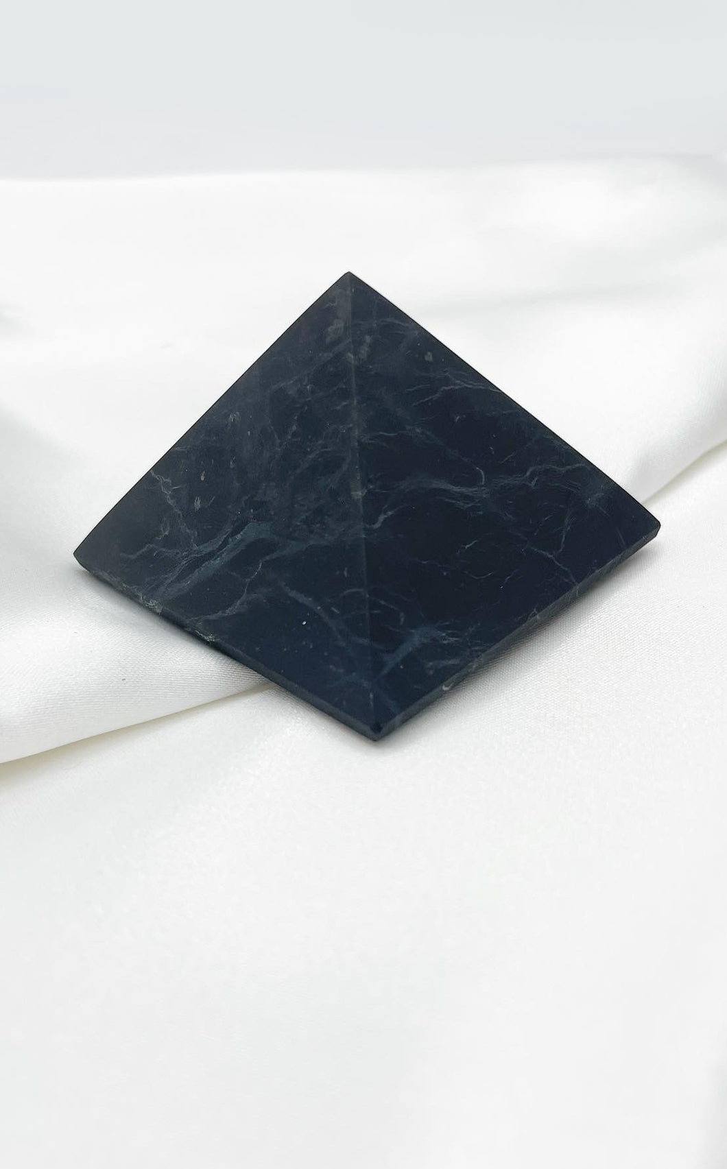 Piramide di Shungite grezza 3x2,5 cm