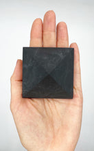 Carica l&#39;immagine nel visualizzatore di Gallery, Piramide di Shungite grezza 3x2,5 cm
