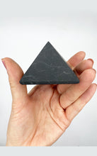Carica l&#39;immagine nel visualizzatore di Gallery, Piramide di Shungite grezza 3x2,5 cm
