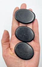Carica l&#39;immagine nel visualizzatore di Gallery, Piastra di Shungite per appoggiare lo Smartphone
