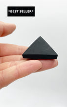 Carica l&#39;immagine nel visualizzatore di Gallery, Piramide di Shungite grezza 3x2,5 cm
