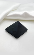 Carica l&#39;immagine nel visualizzatore di Gallery, Piramide di Shungite grezza 3x2,5 cm
