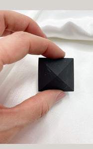 Piramide di Shungite grezza 3x2,5 cm