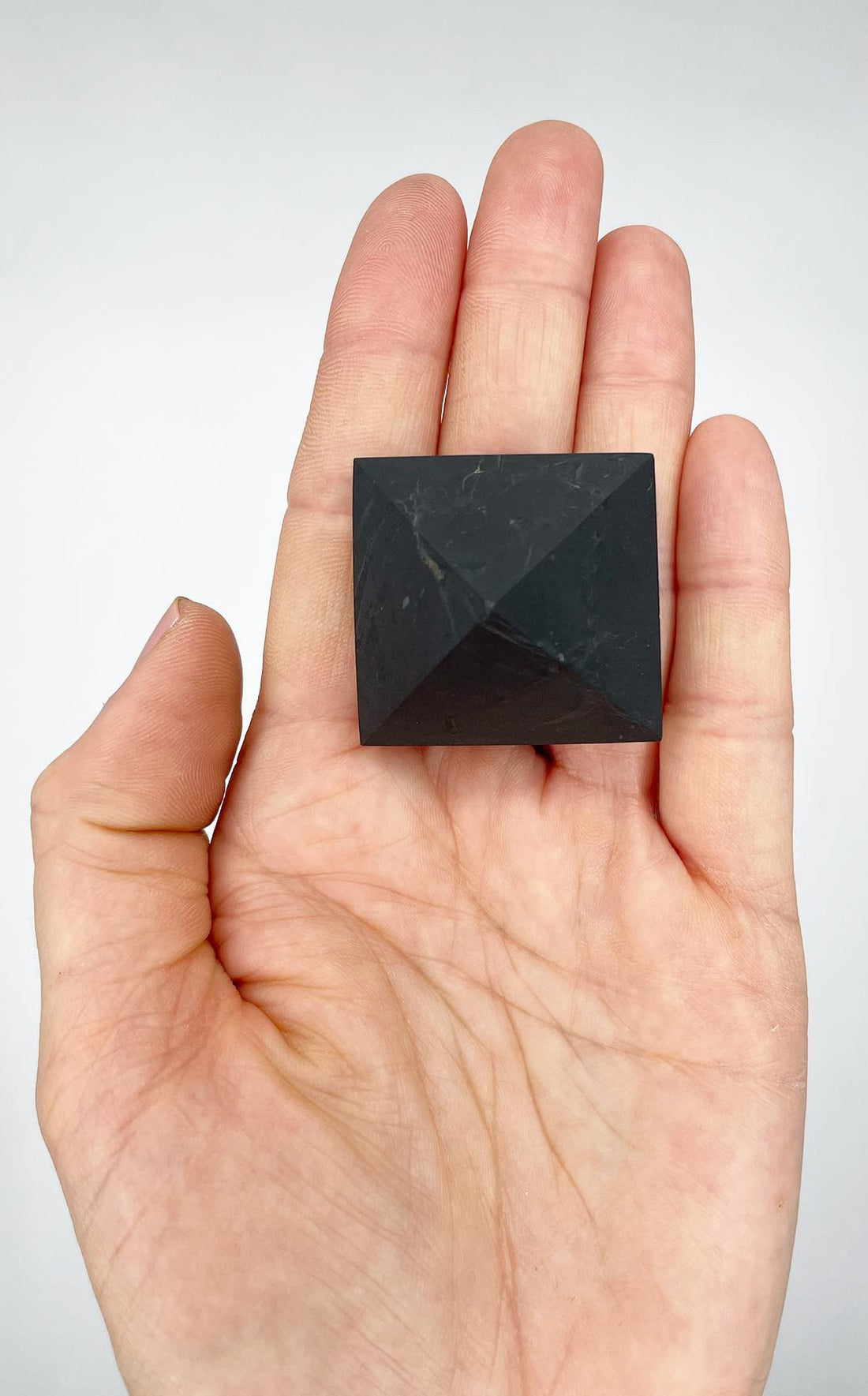 Piramide di Shungite grezza 3x2,5 cm