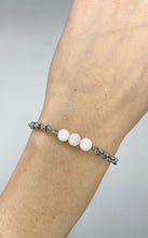 Carica l&#39;immagine nel visualizzatore di Gallery, Bracciale Pietra di Luna (Labradorite Bianca) e Acciaio Inossidabile
