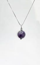 Carica l&#39;immagine nel visualizzatore di Gallery, Ciondolo Ciaroite (Charoite) con catenina
