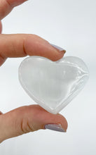 Carica l&#39;immagine nel visualizzatore di Gallery, Cuore Selenite (pezzo singolo)
