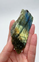 Carica l&#39;immagine nel visualizzatore di Gallery, Labradorite grezza
