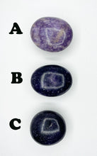 Carica l&#39;immagine nel visualizzatore di Gallery, Pietra di Lepidolite Palmstone

