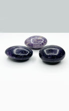 Carica l&#39;immagine nel visualizzatore di Gallery, Pietra di Lepidolite Palmstone
